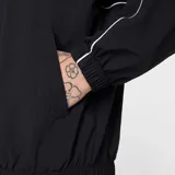 Campera Nike Club Athlete de hombre, de color negro con ribetes blancos en el pecho y las mangas, con capucha y cierre frontal completo.
