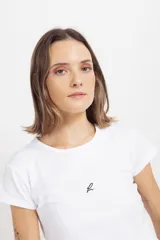 Remera básica de algodón con spandex, de calce cómodo y cuello redondo. Presenta un pequeño bordado minimalista en el centro del pecho.