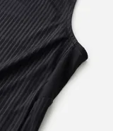 Musculosa deportiva Get Over de corte regular, color gris, con diseño sin mangas, cuello redondo y textura a rayas verticales sutiles. Confeccionada en poliéster liviano con tecnología Dry para mayor transpirabilidad.