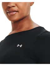 Remera de manga larga Under Armour, modelo HeatGear Armour, de ajuste ceñido al cuerpo. Confeccionada en tejido técnico transpirable de secado rápido, ideal para entrenamiento. Presenta cuello redondo y el logo de la marca en el pecho.