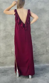 Vestido largo color bordó, con espalda descubierta y volados en el escote.