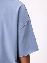 Remera de corte holgado con efecto lavado, cuello redondo y mangas cortas. Presenta el logo de la marca bordado en el frente con un diseño tipográfico.