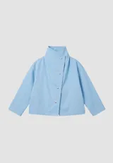 Campera celeste de algodón con diseño versátil de cuello alto envolvente, cierre frontal cruzado con botones metálicos a presión y corte boxy.