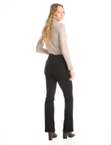 Jean de corte bootcut y tiro alto, color negro, con cierre frontal de botones a la vista y bolsillos funcionales.