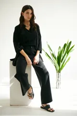 Pantalón de vestir de corte palazzo color beige.