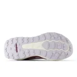 Championes New Balance Garoé V2 para mujer, color borgoña con logo blanco. Capellada de malla y superposiciones sintéticas, entresuela Fresh Foam X y suela AT Tread para tracción en diversos terrenos.