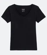 Remera básica de algodón con cuello en V y mangas cortas, de corte recto y diseño liso.