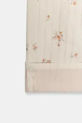 Jeans de tiro medio de la colección ZW de Zara, con diseño tapered leg y largo al tobillo. Color crudo con estampado floral delicado y rayas verticales sutiles, tiro medio con trabillas, cinco bolsillos, vuelta en el dobladillo y cierre frontal con cremallera y botón.
