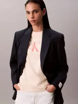 Remera de algodón de corte regular y manga corta, con cuello redondo y logo de la marca estampado en el pecho.