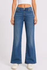 Pantalon de jean de corte recto y tiro medio, con diseño clásico de cinco bolsillos y cierre frontal con botón metálico.