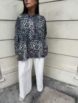 Buzo de lanilla con estampado animal print en tonos grises, corte holgado y cuello redondo.