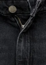 Jeans de tiro alto y diseño recto en color negro lavado. Cuenta con cinco bolsillos, trabillas para cinturón y cierre frontal con cremallera y botón metálico.