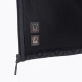 Campera polar con cierre frontal completo, confeccionada en tejido exterior tipo punto con estampado geométrico en tonos oscuros. Cuenta con cuello alto, bolsillos laterales y un bolsillo vertical en el pecho con cierre, además de un parche con el logo de la marca.