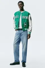 Pantalón jean de corte holgado estilo loose, tiro bajo y piernas anchas, confeccionado en denim de algodón grueso con efecto deslavado.