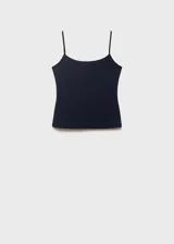 Top negro de breteles finos, escote recto y corte ajustado al cuerpo.