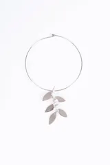 Gargantilla plateada con dije colgante de pétalos y detalles de piedras y perlas bordadas.