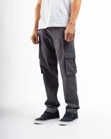 Pantalón cargo de algodón color azul marino, con corte clásico y bolsillos utilitarios laterales.