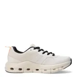 Championes urbanos de diseño moderno, con capellada en combinación de malla y material sintético en tonos beige y crema. Presenta cordones negros, detalles en naranja en el talón y una suela robusta con perforaciones decorativas.