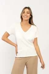 Remera blanca de algodón con escote en V y mangas cortas.