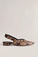 Zapatos planos de cuero con estampado de serpiente, punta fina y diseño destalonado.