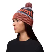 Gorro de lana con pompón, diseño tejido con franjas en gris y naranja, y logo de la marca estampado en el frente. Cuenta con forro térmico interno para mayor retención de calor.