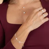 Anillo de plata 925 con diseño de símbolo de infinito, decorado con pequeñas circonias incrustadas en una de sus curvas.