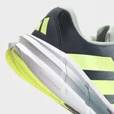 Championes de running Adidas Questar 3, color gris claro con tres franjas laterales en amarillo neón. Presentan detalles en azul oscuro en el talón y la suela, con entresuela blanca y tecnología Cloudfoam Plus.