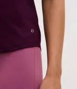 Remera deportiva de microfibra texturizada, con cuello redondo y mangas cortas. Presenta un diseño liso con recortes laterales que favorecen la ventilación.