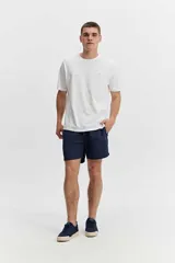 Short de baño azul marino de largo corto, con cintura elástica y cordón ajustable, bolsillos laterales y uno trasero.