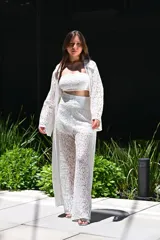 Pantalón de encaje azul marino con cintura alta elastizada.