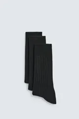 Pack de tres pares de calcetines negros de tejido acanalado (canalé), con puño elástico.
