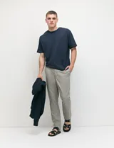 Pantalón tipo chino de corte slim moderno, de color gris, con bolsillos funcionales delanteros e italianos y detalles de costura premium.