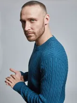 Sweater color beige con cuello redondo y tejido trenzado de ochos. Confeccionado en 60% algodón y 40% poliéster.