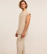 Pantalón masculino de punto flamé color beige, con cintura elástica ajustable con cordón, bolsillos laterales y traseros.