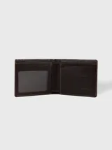 Billetera de cuero color marrón, con diseño plegable, compartimento para billetes y múltiples ranuras para tarjetas. Cuenta con detalle de aplique en gamuza oscura en el frente.