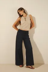 Jean de corte oxford tiro alto, confeccionado en denim confort azul oscuro con muy poco elastano. Presenta cierre y botón, y forrería estampada en los bolsillos.