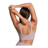 Top deportivo Under Armour Meridian Rib Bralette de color lila, confeccionado en tejido acanalado de punto con escote en V profundo y diseño alargado.