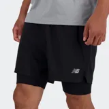 Short de running negro, con forro interior y logo New Balance en la pierna derecha. Presenta bolsillos laterales y un bolsillo trasero con cierre.