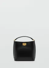 Bolso de mano tipo bucket color negro, con estructura rígida y asa corta superior. Presenta un cierre metálico frontal en color dorado y detalles de herrajes a juego.