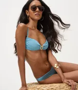 Bombacha de bikini de tiro medio con laterales medianos y acabado satinado, confeccionada en microfibra.