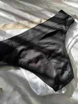 Pack de tres bombachas tipo bikini confeccionadas en tejido elástico, con diseño sin costuras en tonos negro, blanco y nude.
