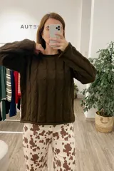 Sweater tejido color marrón chocolate con diseño de espiga, cuello redondo y mangas largas.