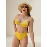 Bikini de dos piezas color amarillo, compuesto por un corpiño triangular con copas desmontables y una bombacha de tiro alto con diseño de corte clásico.