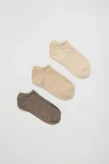 Pack de tres pares de medias tobilleras en tonos neutros, confeccionadas con elastano para mayor ajuste y comodidad.