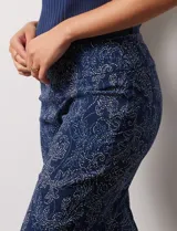 Pantalón capri de gabardina elastizada estampada, marca Zac & Rachel, con pretina ancha elastizada.