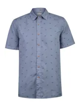 Camisa de manga corta color azul con estampado sutil, cuello camisero y botones de madera en el frente.