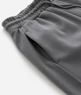 Bermuda masculina básica de algodón, con cintura elástica, cordón ajustable y bolsillos funcionales.