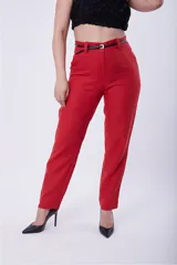 Pantalón de vestir rojo de lino, de corte recto y tiro alto.