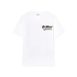 Camiseta blanca de corte regular con un pequeño estampado en el pecho que simula el logo de Off-White pegado con cinta adhesiva gris.