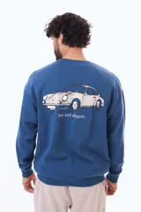 Buzo de felpa azul con cuello redondo, corte oversize y estampa en la espalda que representa un auto clásico con la frase 'fast and elegant'.